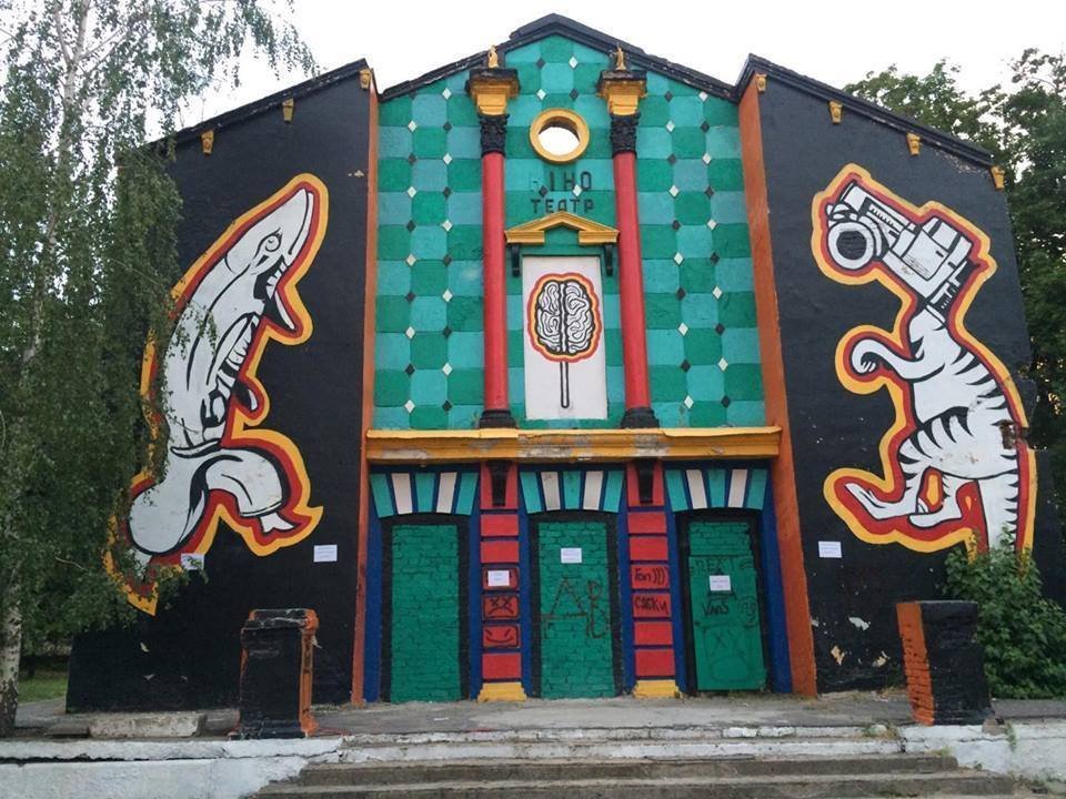 Здания в Кременчуге не хотят быть пистолетами, динозаврами и просят любви Здания в Кременчуге не хотят быть пистолетами, динозаврами и просят любви