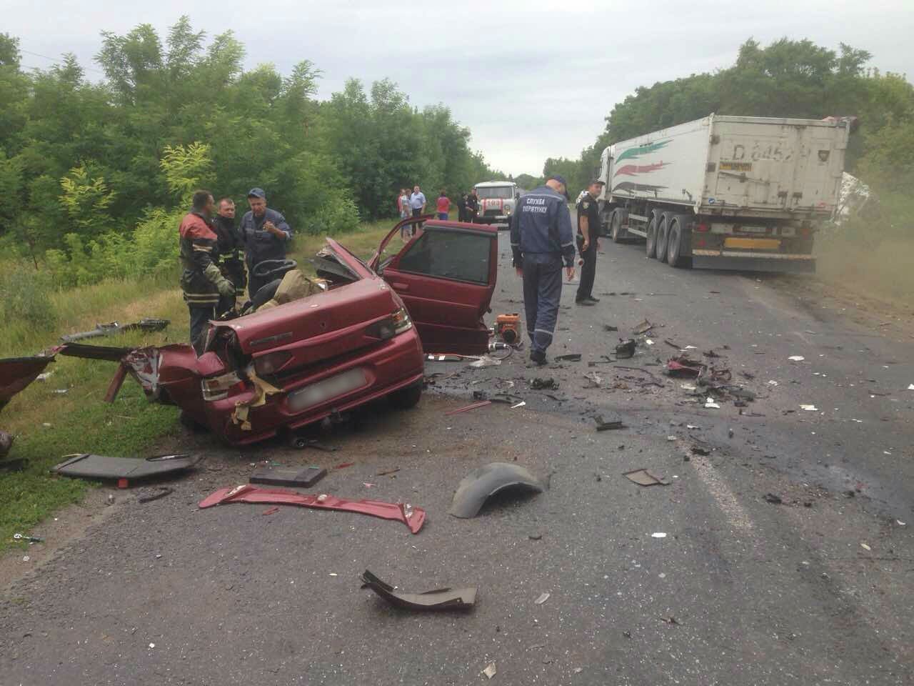 Под Кременчугом ВАЗ «в лобовую» столкнулся с фурой: погиб военнослужащий Под Кременчугом ВАЗ «в лобовую» столкнулся с фурой: погиб военнослужащий