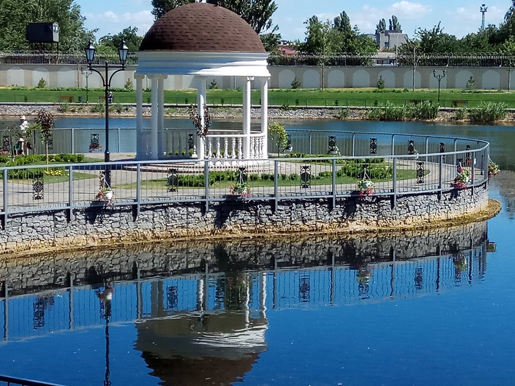 Фотофакт: в Кременчуге мостик в Городском саду зацвёл... Фотофакт: в Кременчуге мостик в Городском саду зацвёл...