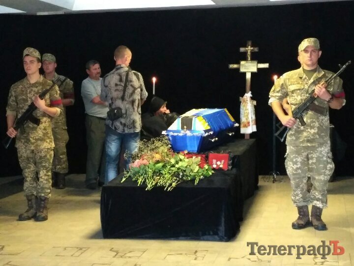 «Синочку, куди ж я без тебе»: у Кременчуці попрощалися з бійцем 107 полку «Синочку, куди ж я без тебе»: у Кременчуці попрощалися з бійцем 107 полку