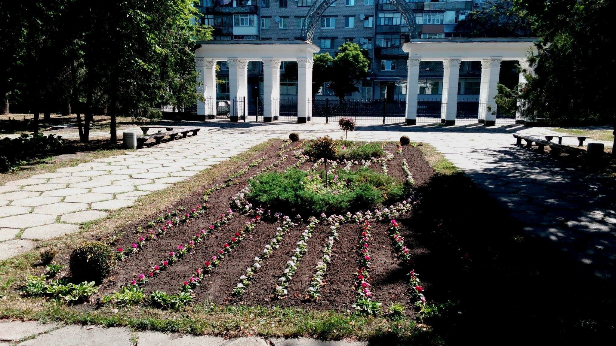 Фотофакт: у парку «Крюківський» з'явились нові барвисті квітники Фотофакт: у парку «Крюківський» з'явились нові барвисті квітники