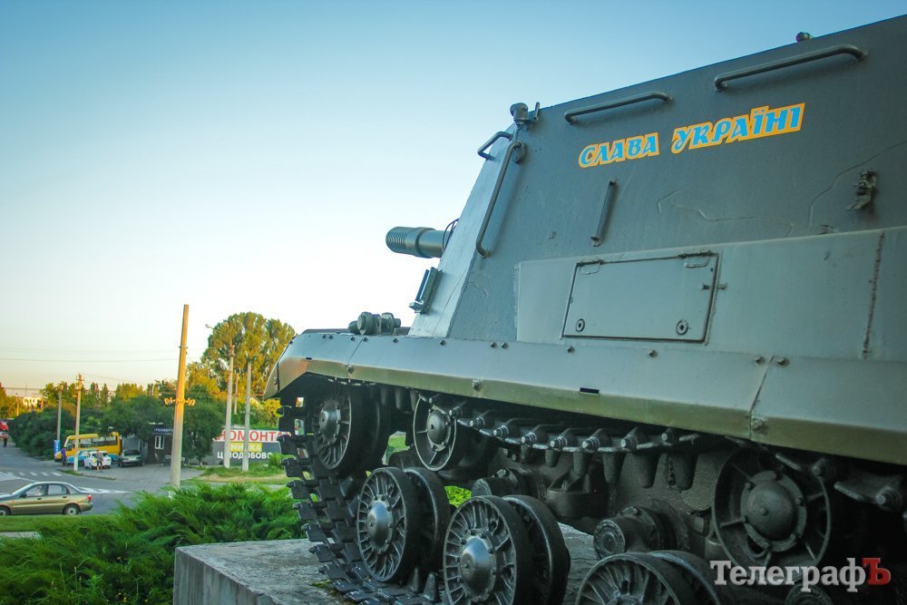 На «танке» в центре круга на Пивзаводе появились надписи «Слава Украине!» На «танке» в центре круга на Пивзаводе появились надписи «Слава Украине!»