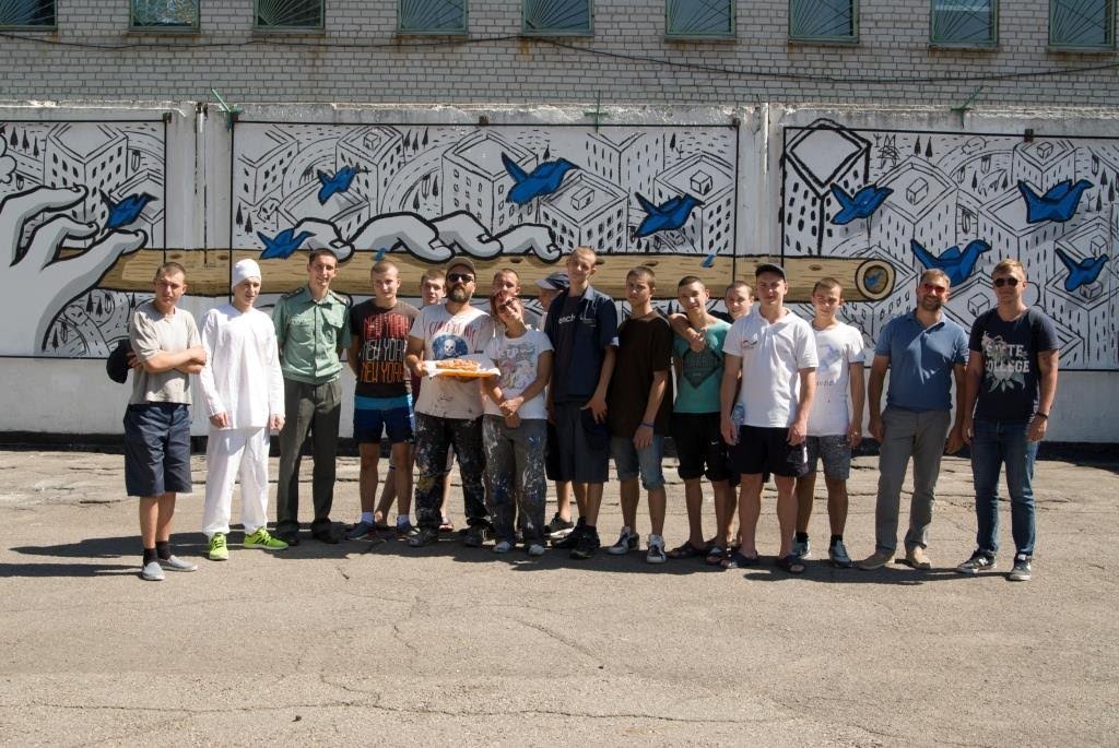 Над Кременчугом теперь парит мальчик в коробке-самолёте Над Кременчугом теперь парит мальчик в коробке-самолёте