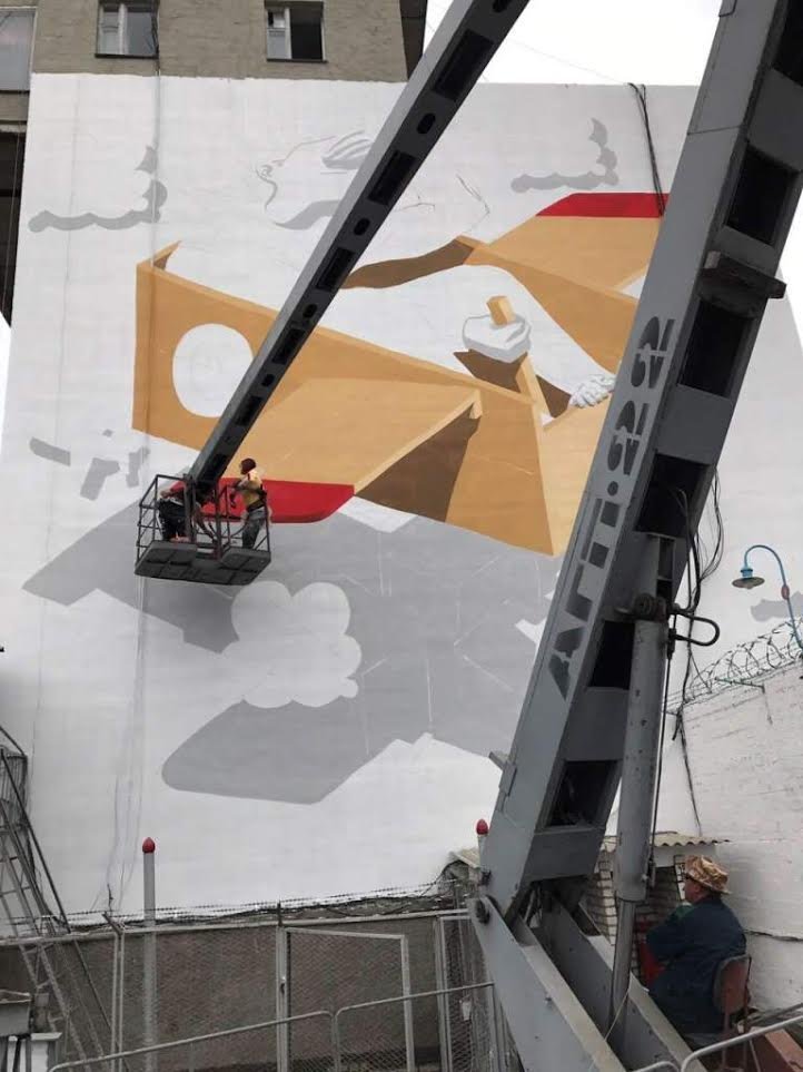 Над Кременчугом теперь парит мальчик в коробке-самолёте Над Кременчугом теперь парит мальчик в коробке-самолёте