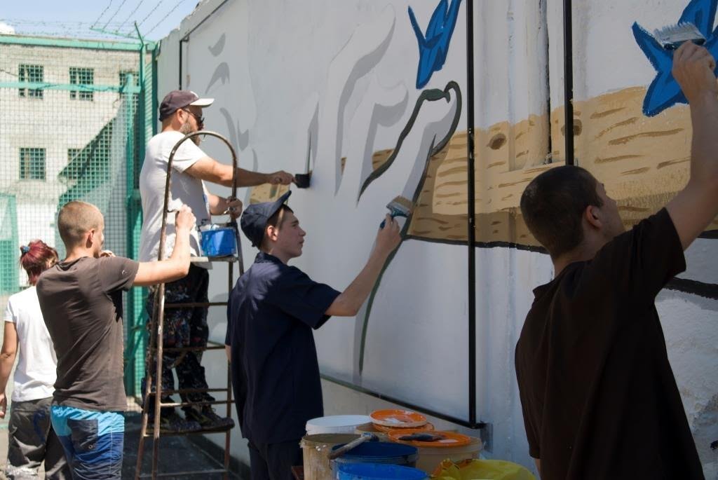 Над Кременчугом теперь парит мальчик в коробке-самолёте Над Кременчугом теперь парит мальчик в коробке-самолёте