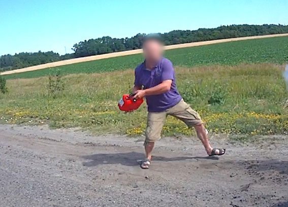 На Полтавщине разъяренный водитель облил бензином полицейского и угрожал поджечь На Полтавщине разъяренный водитель облил бензином полицейского и угрожал поджечь