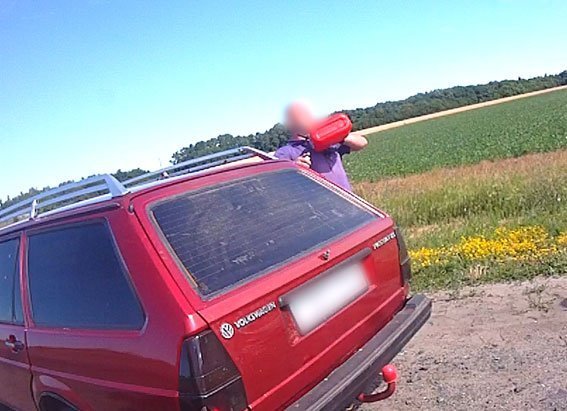 На Полтавщине разъяренный водитель облил бензином полицейского и угрожал поджечь На Полтавщине разъяренный водитель облил бензином полицейского и угрожал поджечь