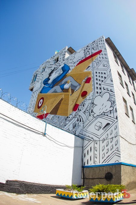 Над Кременчугом теперь парит мальчик в коробке-самолёте Над Кременчугом теперь парит мальчик в коробке-самолёте