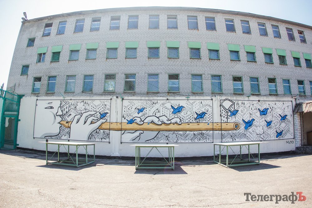 Над Кременчугом теперь парит мальчик в коробке-самолёте Над Кременчугом теперь парит мальчик в коробке-самолёте