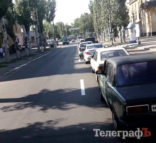 В Кременчуге на мосту пробка: ВАЗ «догнал» бус В Кременчуге на мосту пробка: ВАЗ «догнал» бус