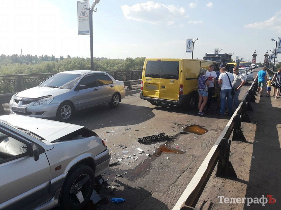 В Кременчуге на мосту пробка: ВАЗ «догнал» бус В Кременчуге на мосту пробка: ВАЗ «догнал» бус