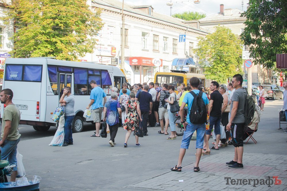 В Кременчуге на мосту пробка: ВАЗ «догнал» бус В Кременчуге на мосту пробка: ВАЗ «догнал» бус