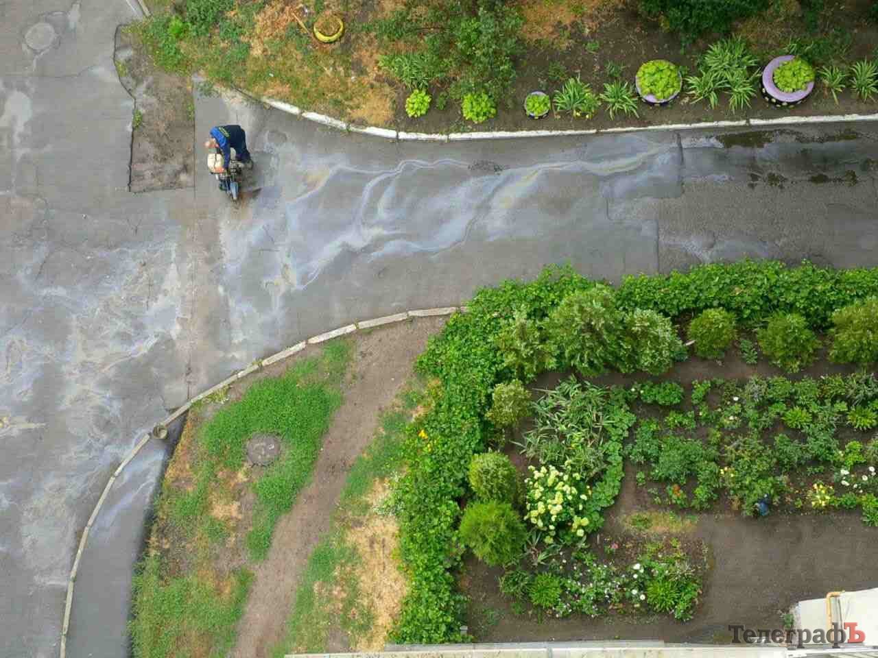 В Кременчуге во время дорожных работ двор залили бензином В Кременчуге во время дорожных работ двор залили бензином