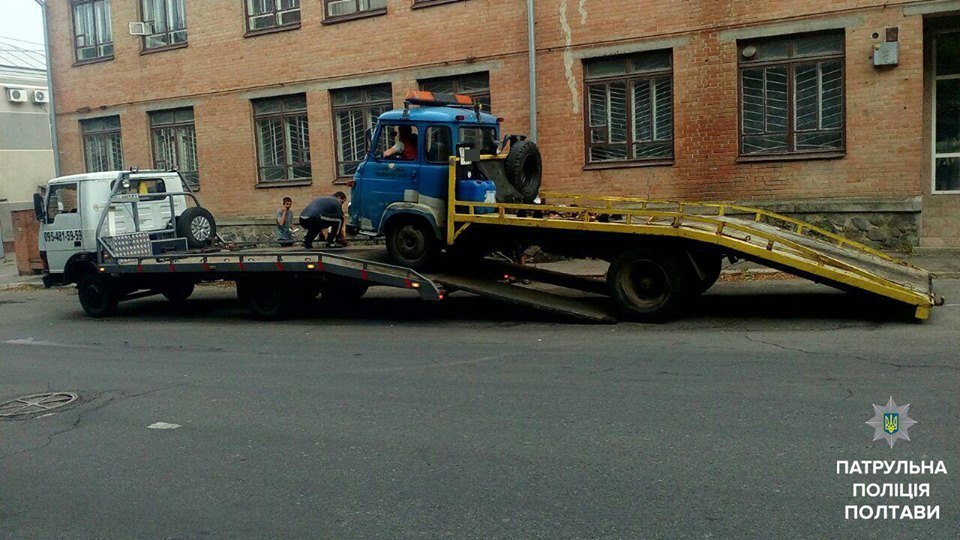 Патрульні викликали евакуатор, щоб евакуювати евакуатор Патрульні викликали евакуатор, щоб евакуювати евакуатор