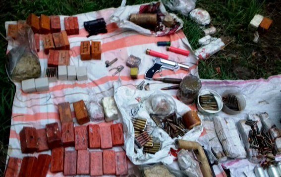 На Полтавщине в доме, где взорвалась граната, полиция нашла целый арсенал оружия На Полтавщине в доме, где взорвалась граната, полиция нашла целый арсенал оружия