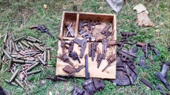 На Полтавщине в доме, где взорвалась граната, полиция нашла целый арсенал оружия На Полтавщине в доме, где взорвалась граната, полиция нашла целый арсенал оружия