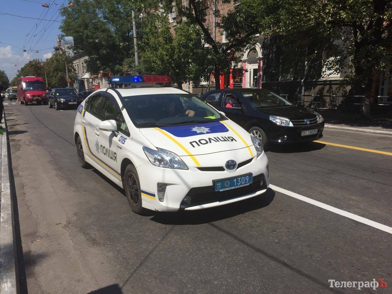 В центре Кременчуга «повязали» троих полицейских В центре Кременчуга «повязали» троих полицейских