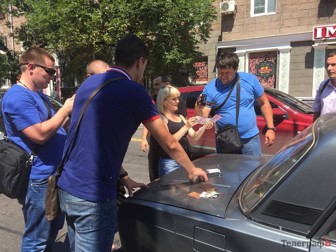 В центре Кременчуга «повязали» троих полицейских В центре Кременчуга «повязали» троих полицейских