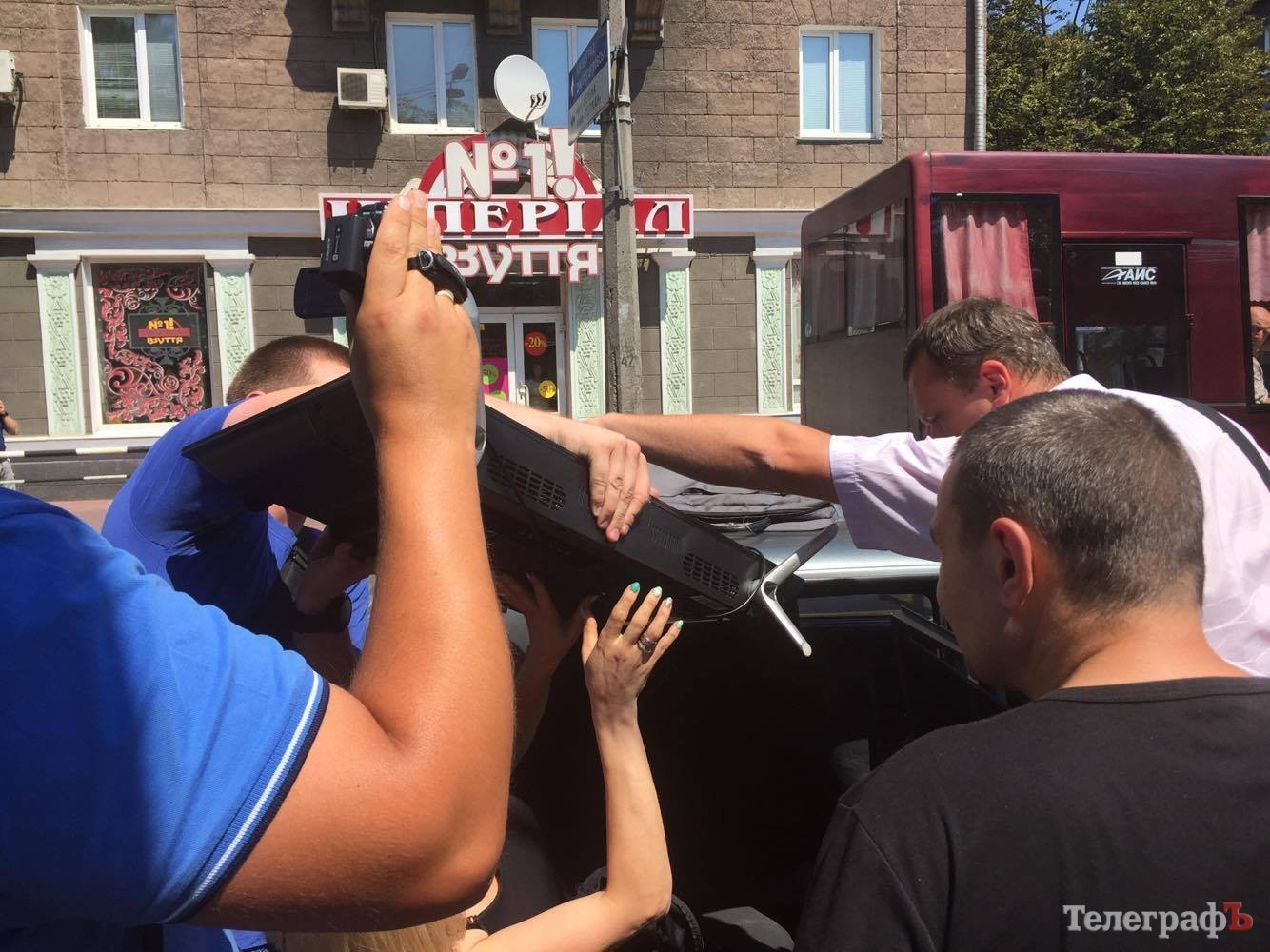 В центре Кременчуга «повязали» троих полицейских В центре Кременчуга «повязали» троих полицейских