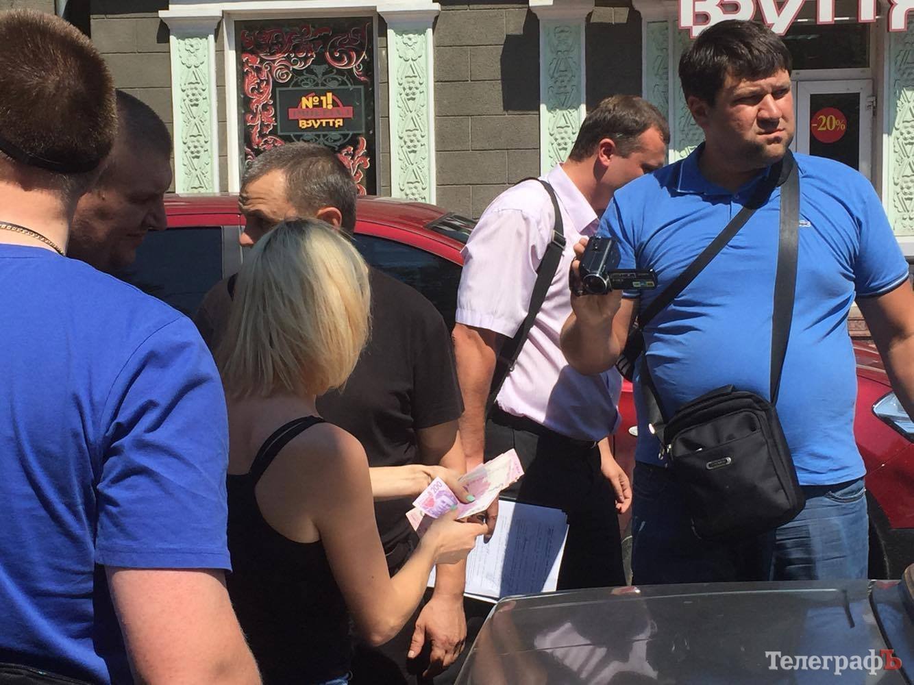 В центре Кременчуга «повязали» троих полицейских В центре Кременчуга «повязали» троих полицейских