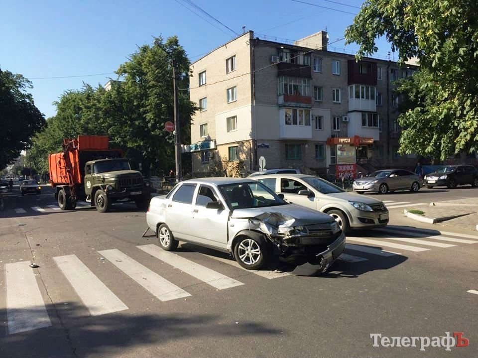 В Кременчуге на «мистическом перекрестке» столкнулись два ВАЗа В Кременчуге на «мистическом перекрестке» столкнулись два ВАЗа