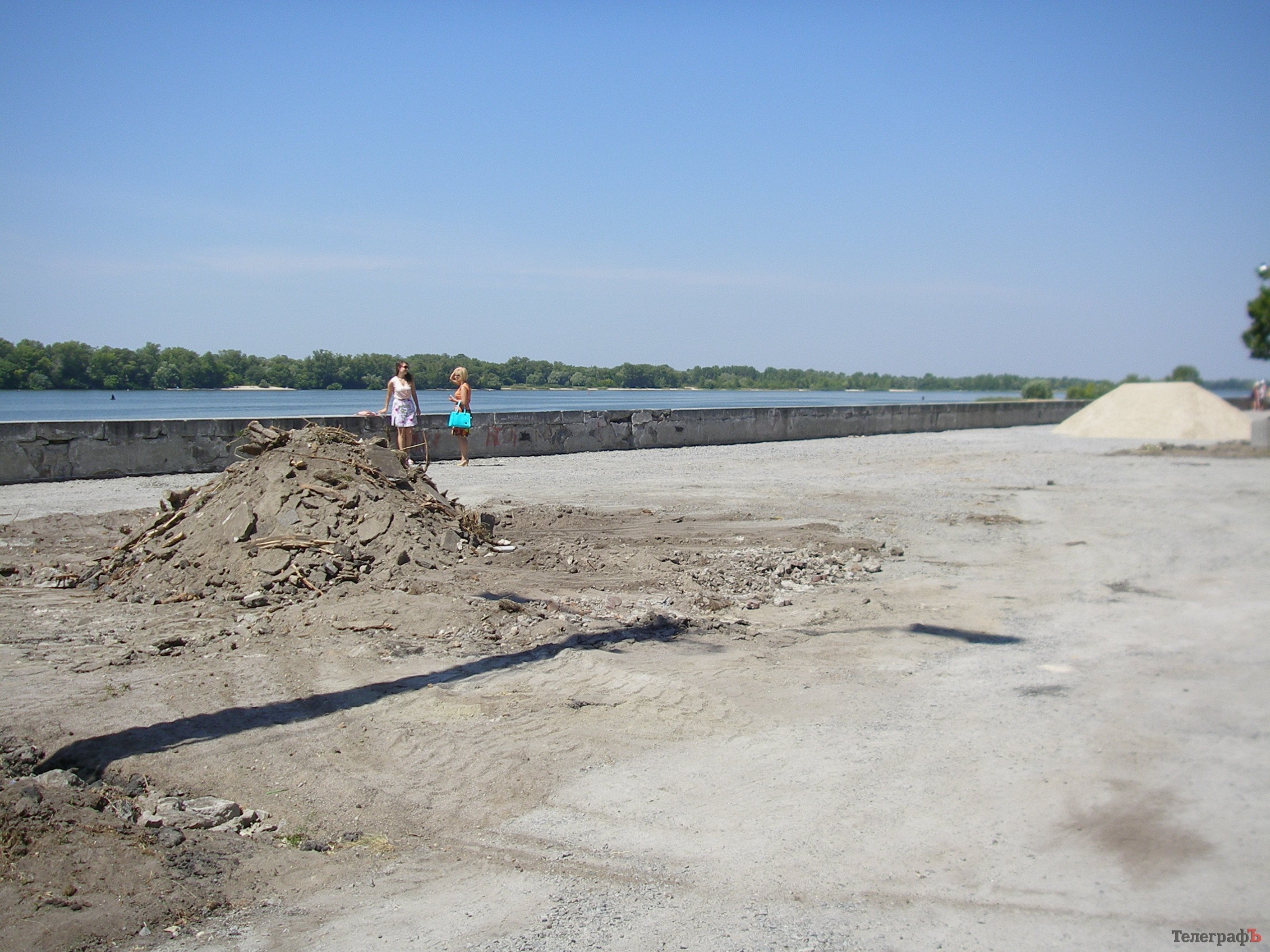 В Приднепровском парке уничтожили аллею тополей на набережной В Приднепровском парке уничтожили аллею тополей на набережной
