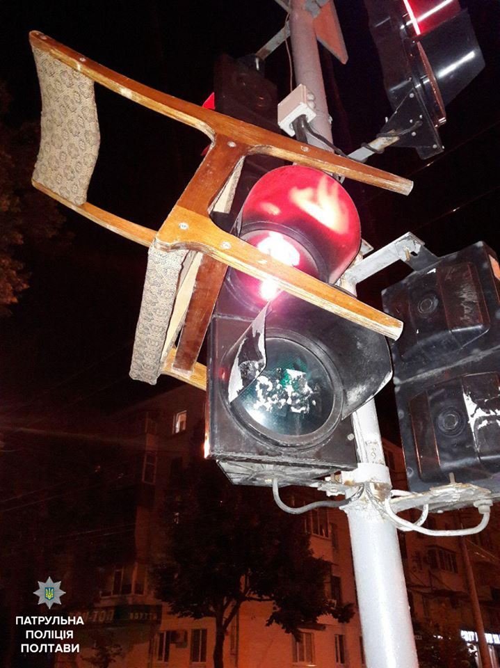 Он просто «перебрал» и надел стул на светофор Он просто «перебрал» и надел стул на светофор