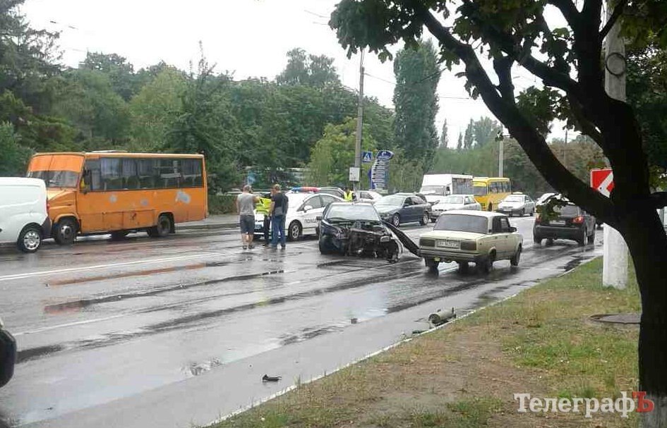 В Кременчуге в районе «Кредмаша» тройное ДТП: чудом не пострадали люди В Кременчуге в районе «Кредмаша» тройное ДТП: чудом не пострадали люди