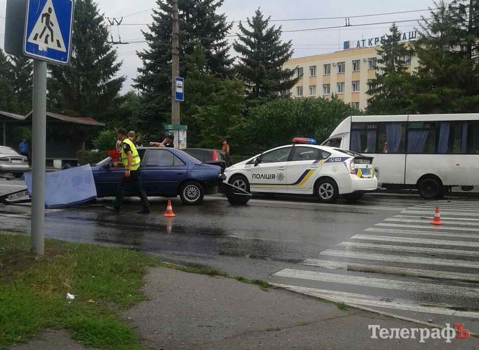 В Кременчуге в районе «Кредмаша» тройное ДТП: чудом не пострадали люди В Кременчуге в районе «Кредмаша» тройное ДТП: чудом не пострадали люди