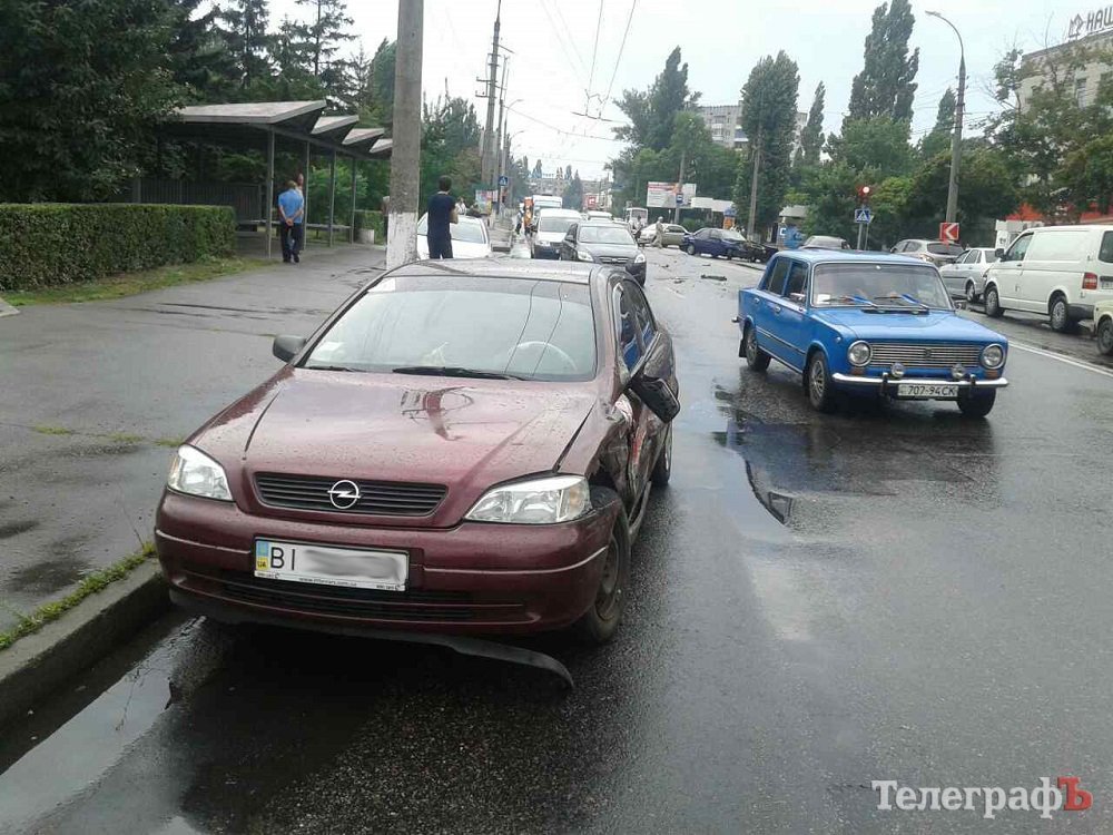 В Кременчуге в районе «Кредмаша» тройное ДТП: чудом не пострадали люди В Кременчуге в районе «Кредмаша» тройное ДТП: чудом не пострадали люди