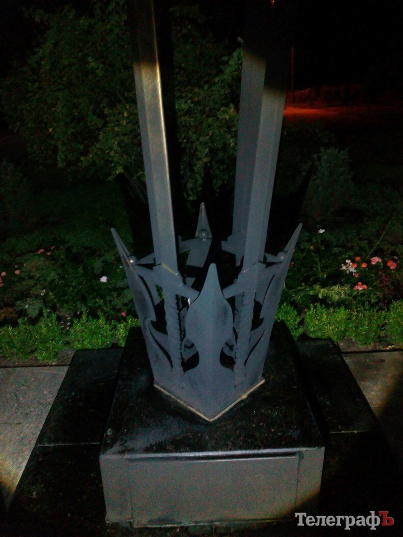 В Кременчуге неизвестные подожгли мемориальный знак Героям АТО В Кременчуге неизвестные подожгли мемориальный знак Героям АТО