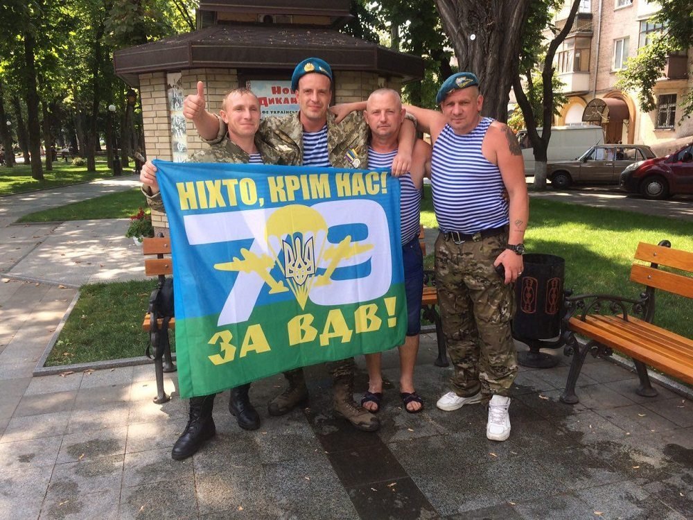 Кременчуцькі десантники скупалися у фонтані Кременчуцькі десантники скупалися у фонтані