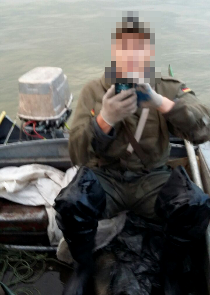 Браконьеры пытались скрыться на лодке от полиции и толкали патрульного Браконьеры пытались скрыться на лодке от полиции и толкали патрульного