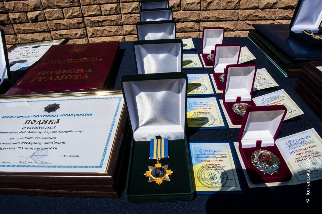 У Полтаві поліцейських привітали з професійним святом та влаштували тематичну виставку У Полтаві поліцейських привітали з професійним святом та влаштували тематичну виставку