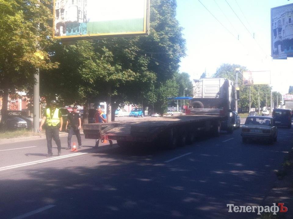 В Кременчуге на ул. Вадима Пугачева «прилег» бульдозер В Кременчуге на ул. Вадима Пугачева «прилег» бульдозер