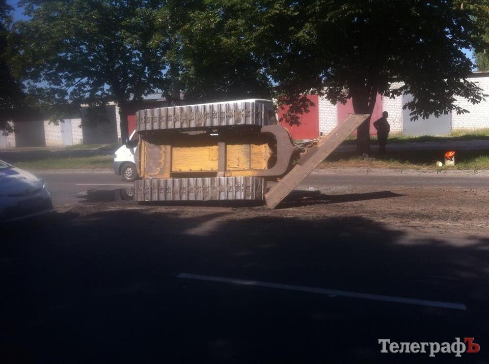 В Кременчуге на ул. Вадима Пугачева «прилег» бульдозер В Кременчуге на ул. Вадима Пугачева «прилег» бульдозер