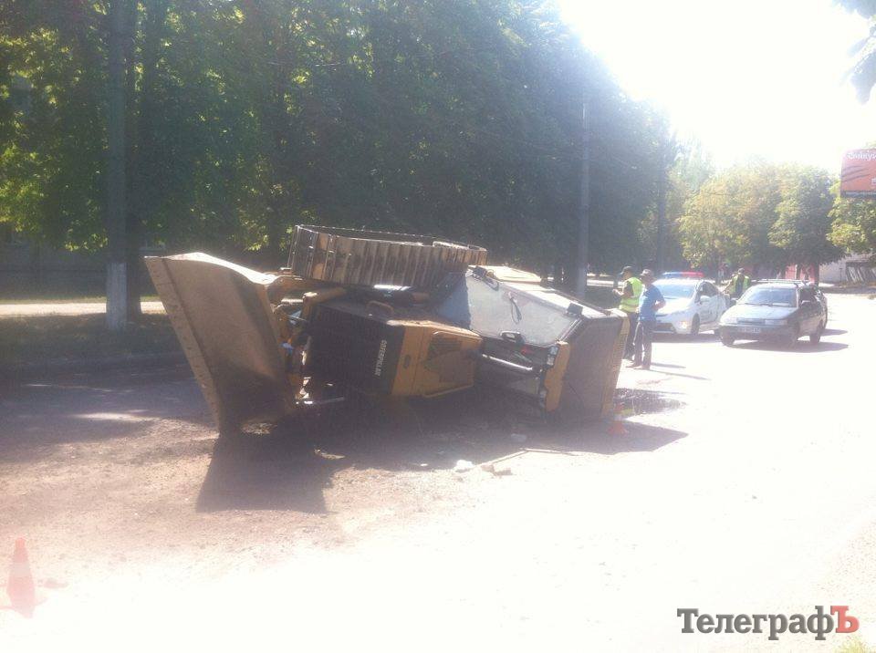 В Кременчуге на ул. Вадима Пугачева «прилег» бульдозер В Кременчуге на ул. Вадима Пугачева «прилег» бульдозер