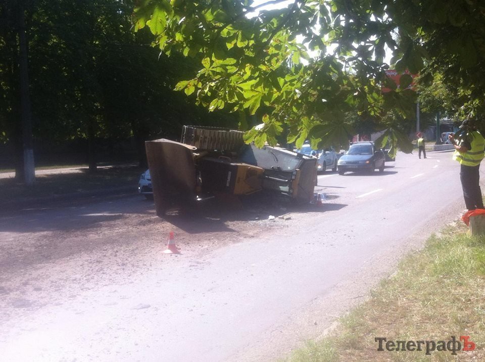 В Кременчуге на ул. Вадима Пугачева «прилег» бульдозер В Кременчуге на ул. Вадима Пугачева «прилег» бульдозер