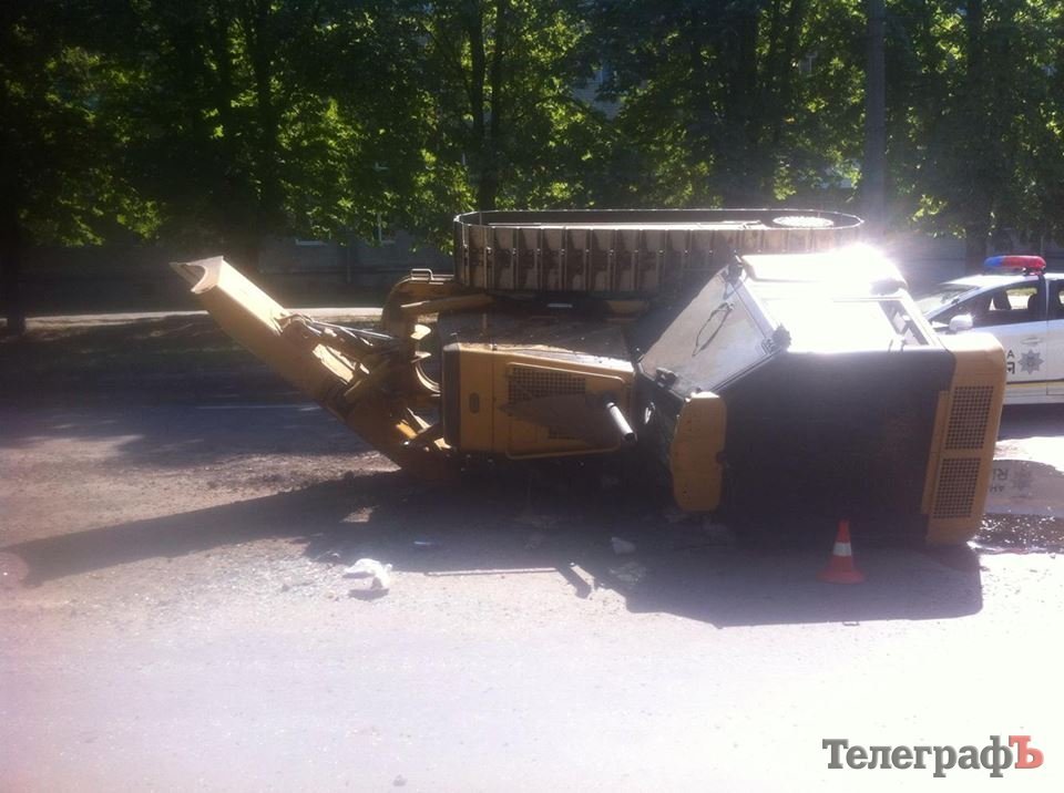 В Кременчуге на ул. Вадима Пугачева «прилег» бульдозер В Кременчуге на ул. Вадима Пугачева «прилег» бульдозер