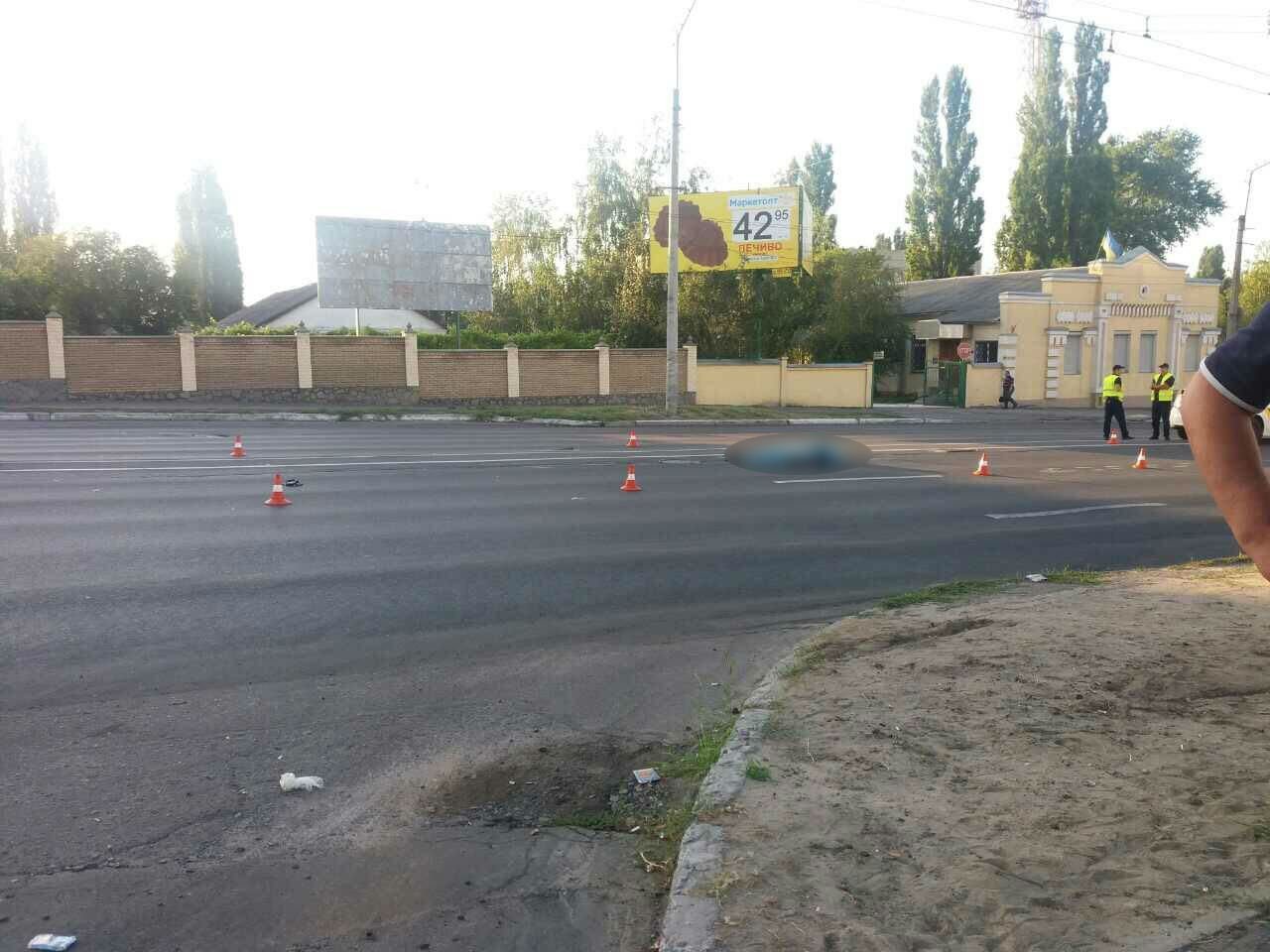 В Кременчуге таксист насмерть сбил женщину: водитель скрылся с места аварии В Кременчуге таксист насмерть сбил женщину: водитель скрылся с места аварии