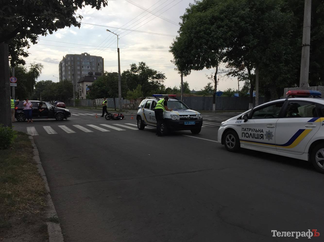 В центре Кременчуга сбили парня и девушку на мотоцикле В центре Кременчуга сбили парня и девушку на мотоцикле