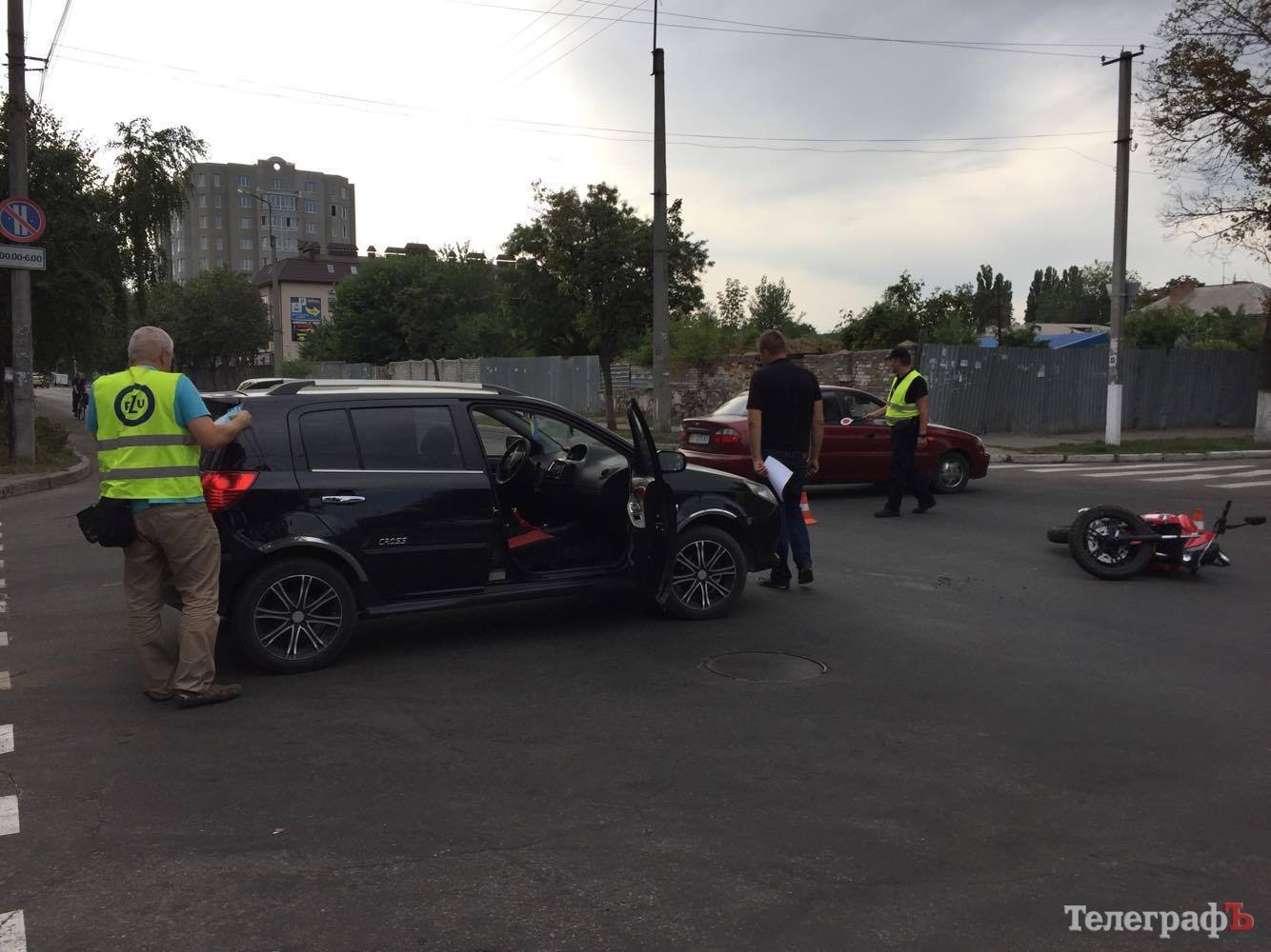 В центре Кременчуга сбили парня и девушку на мотоцикле В центре Кременчуга сбили парня и девушку на мотоцикле