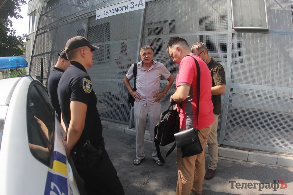 В центре Кременчуга идёт борьба за офисное здание – страдают работники В центре Кременчуга идёт борьба за офисное здание – страдают работники