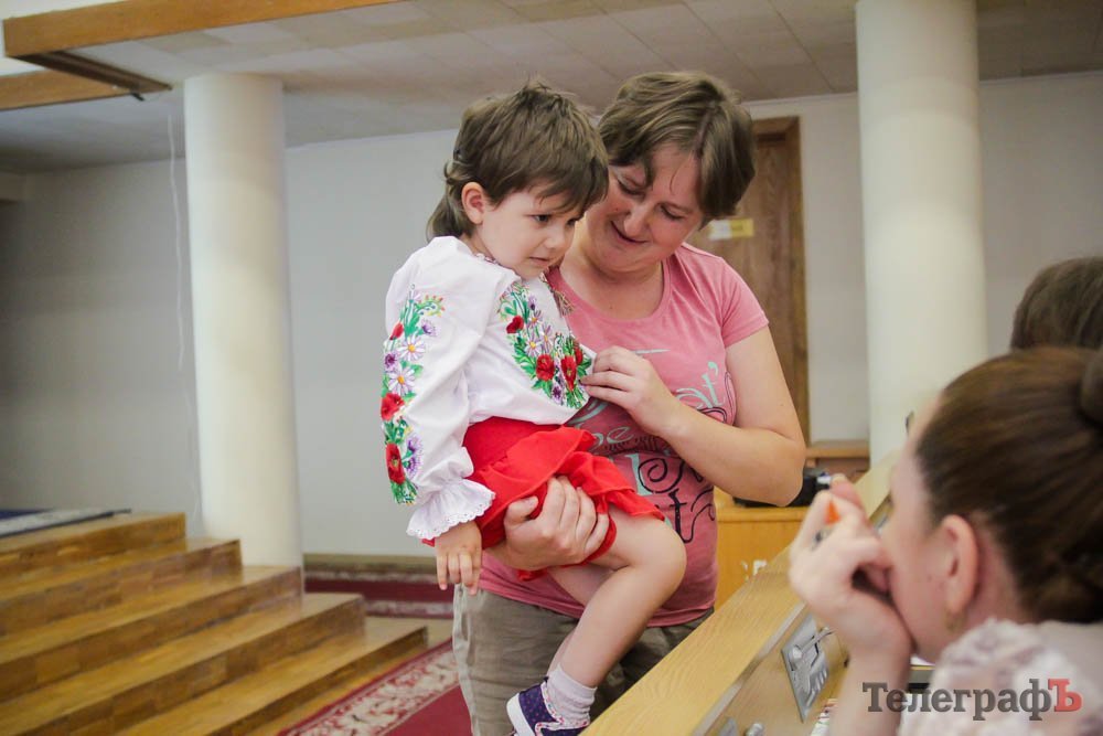 Вишиванки з бабусиної скрині, дукач за 25 тисяч євро та картини з колонії Вишиванки з бабусиної скрині, дукач за 25 тисяч євро та картини з колонії