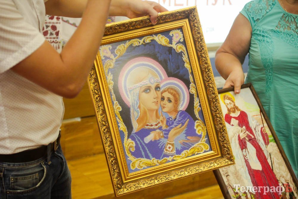 Вишиванки з бабусиної скрині, дукач за 25 тисяч євро та картини з колонії Вишиванки з бабусиної скрині, дукач за 25 тисяч євро та картини з колонії