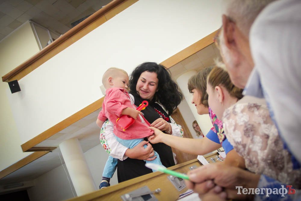 Вишиванки з бабусиної скрині, дукач за 25 тисяч євро та картини з колонії Вишиванки з бабусиної скрині, дукач за 25 тисяч євро та картини з колонії