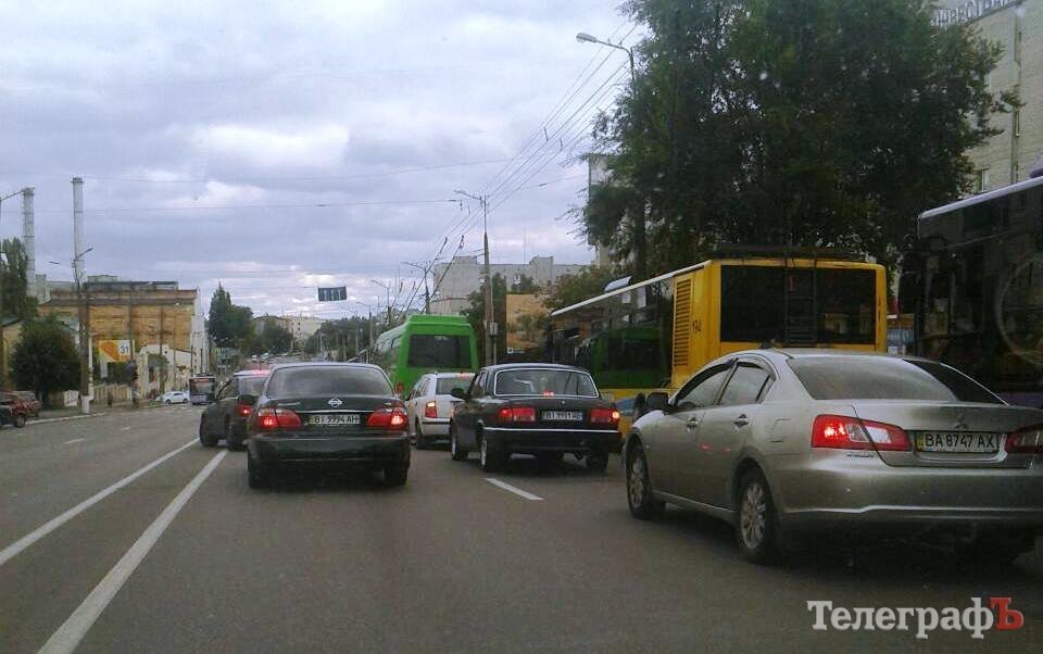 В Кременчуге в районе Троицкого рынка ГАЗель «догнала» Ford В Кременчуге в районе Троицкого рынка ГАЗель «догнала» Ford