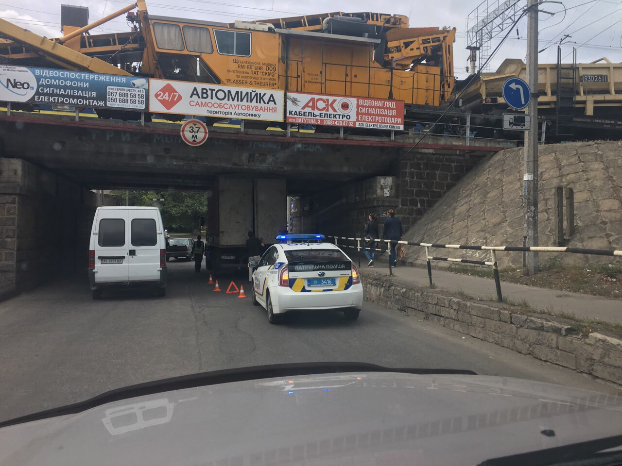 В Кременчуге грузовик застрял под железнодорожным мостом В Кременчуге грузовик застрял под железнодорожным мостом