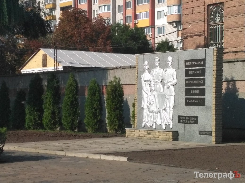 Пам'ятну стелу на площі Перемоги реконструюють Пам'ятну стелу на площі Перемоги реконструюють