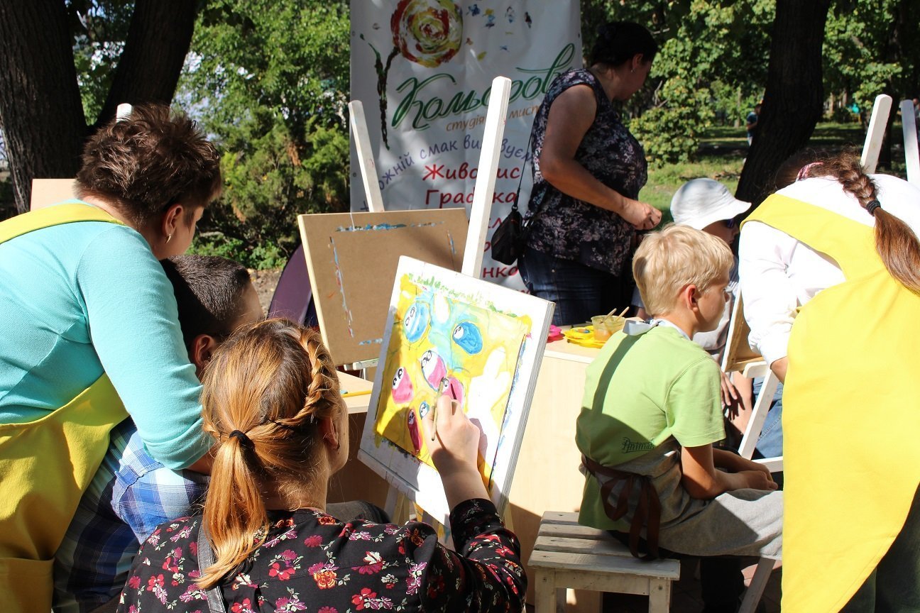 Кременчужан на фестивалі «ДеМед» пригощали конопляним коктейлем Кременчужан на фестивалі «ДеМед» пригощали конопляним коктейлем